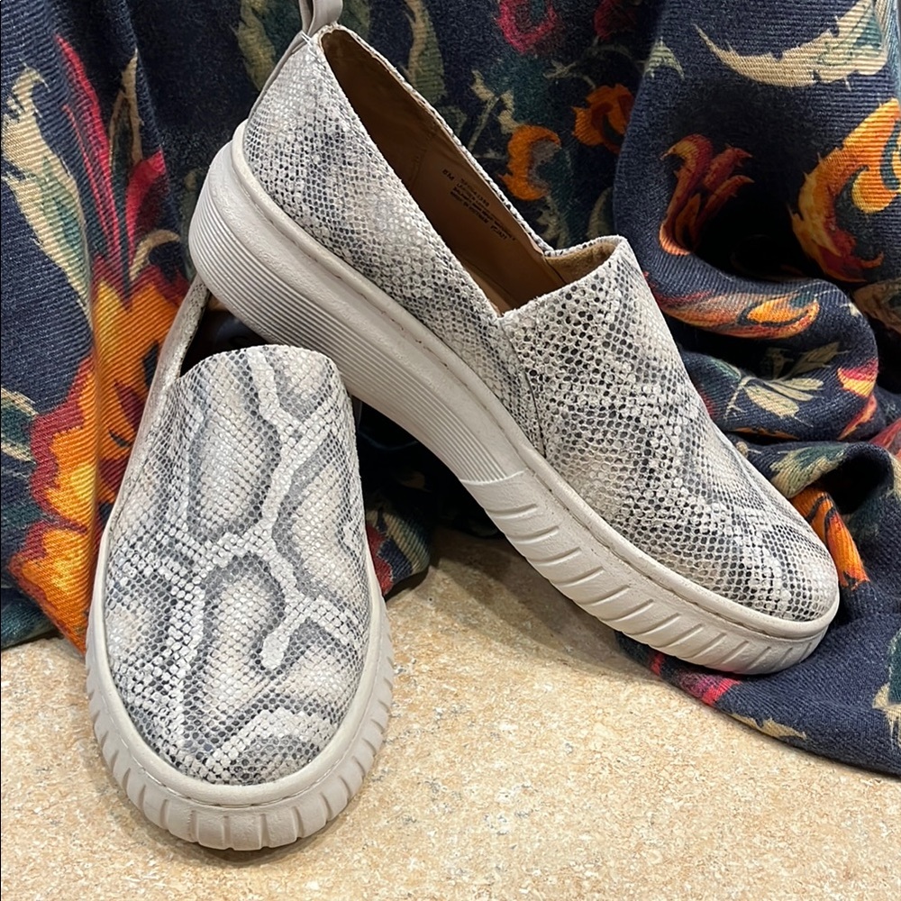 Söfft Cream & Gray Snakeskin-Print Slip-On Sneakers